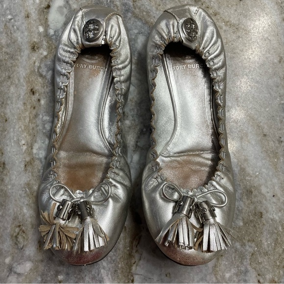 Tory Burch Silver Reva Tassel Ballet Flats Women’s - Picture 2 of 9